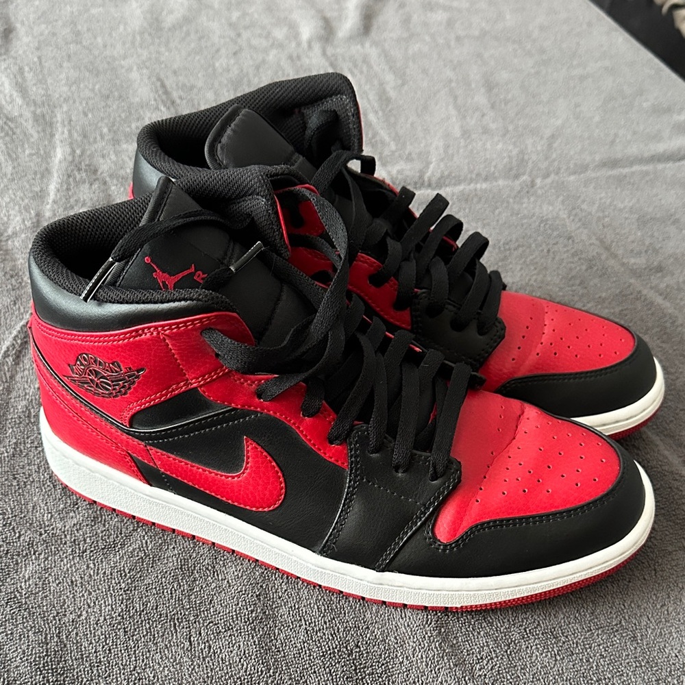 Nike Air Jordan 1 Mid ‘Banned’
